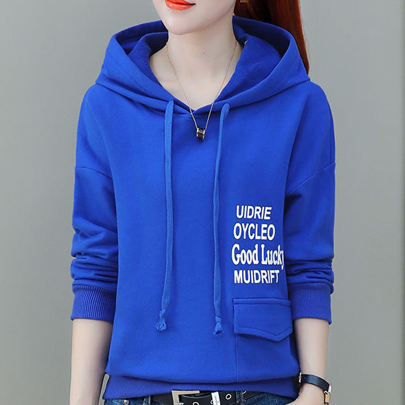 真没想到，今年流行的卫衣竟这么洋气，70后老婆穿上，减龄美炸