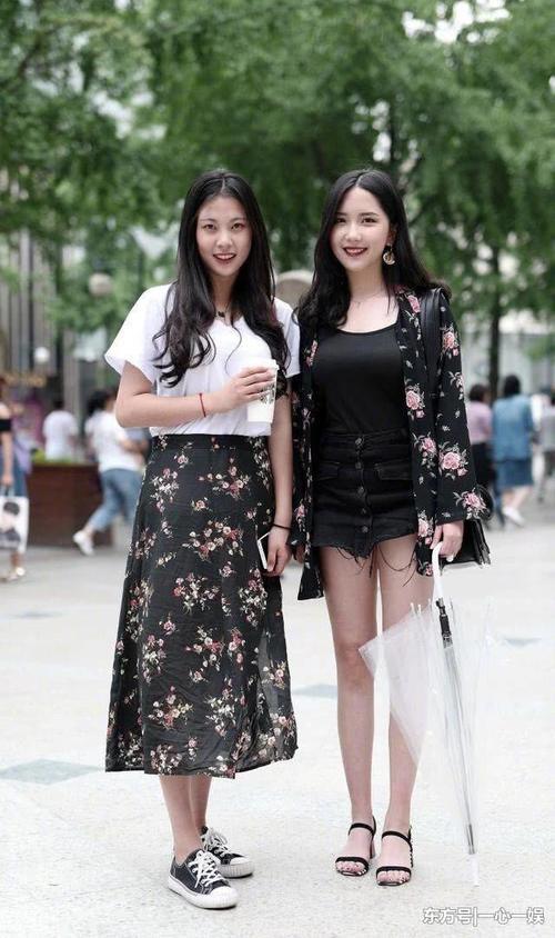 街拍：气质迷人个性的小姐姐，外表上柔美自然很吸引目光!