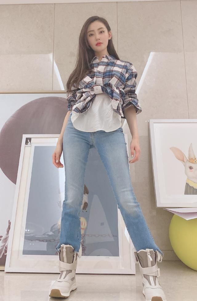 开过@腿好像被开过动画特效，张天爱身型有多绝？当她把“身亡粉袜”穿之后