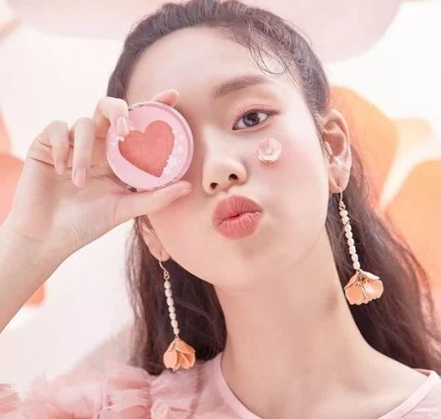  『万能』如果只用一颗眼影，当然要用最万能的