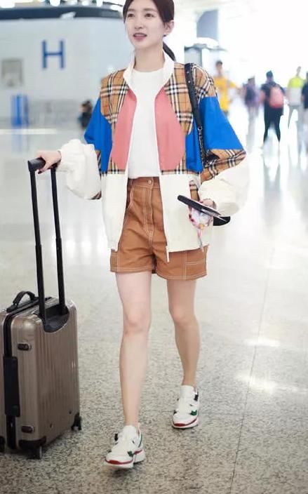 韩火火换搭档了，江疏影做她的模特，赢在腿上！