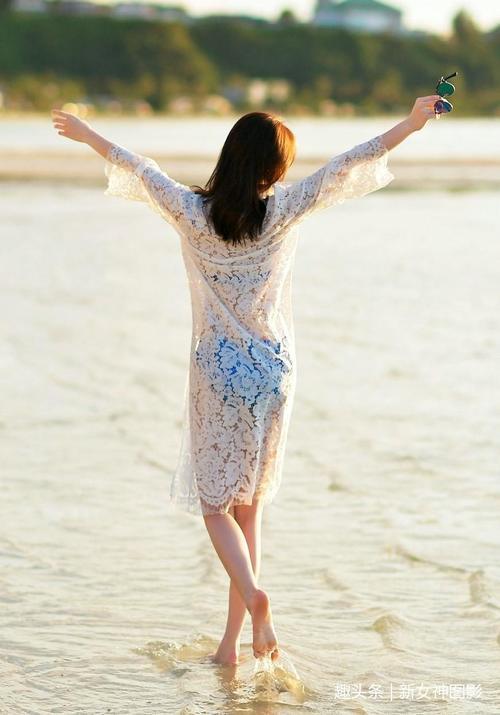 时尚穿搭：穿透视裙的比基尼小姐姐，优雅迷人！