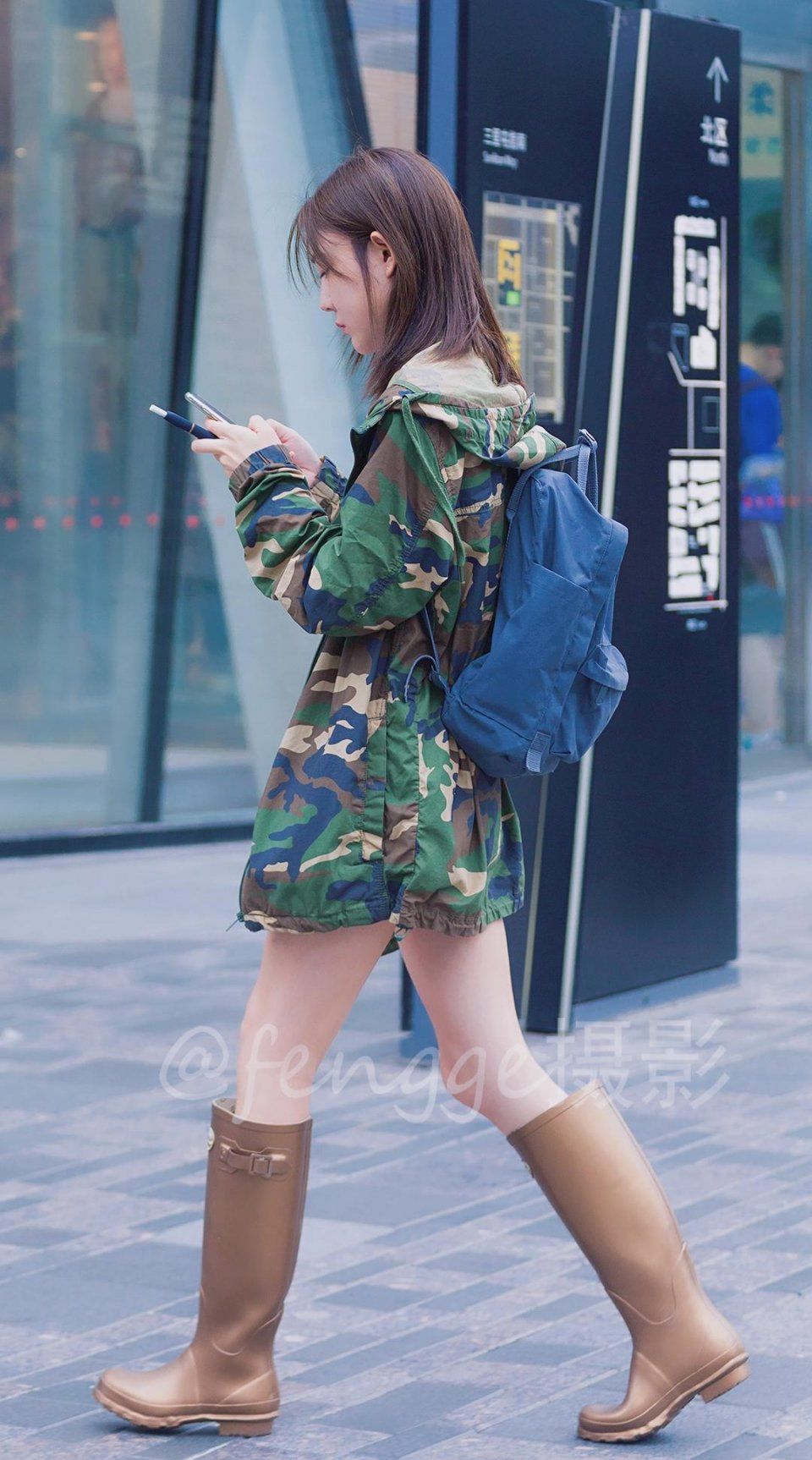 雨停了,女孩穿着时尚雨靴来了,不能趟水了,她心里一定极其失望