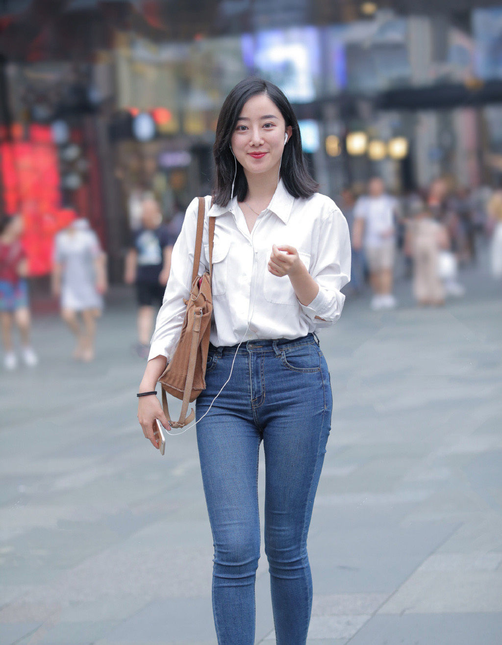  「时尚女生们」打底裤简约大方,给人一种“青春无限好”的感觉