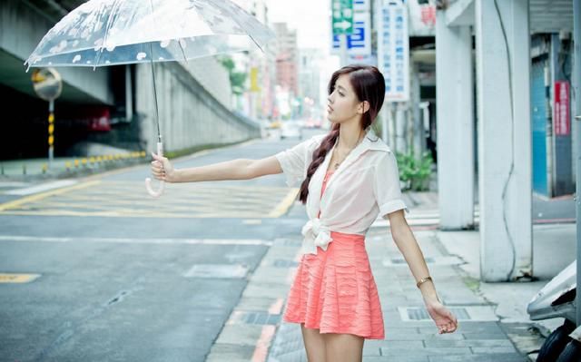 穿粉色短裙的邻家女孩，苗条的身姿给人留下一个优美的背影！