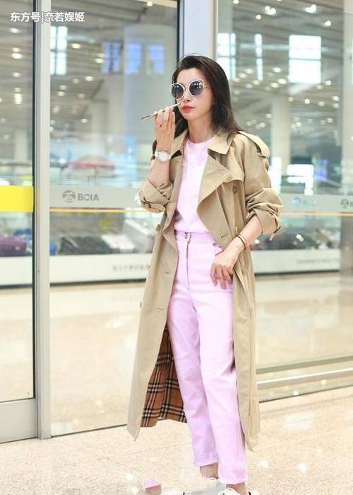 李冰冰穿高跷裤欲秀腿，却被吐槽“腿缝太宽”网友：站好一点吧！