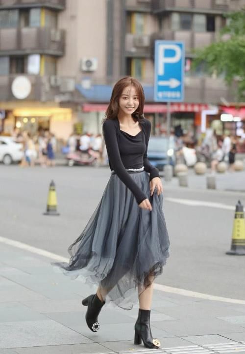  【个性】甜美笑容配个性灰色长摆裙 是个美美哒小仙女没错了
