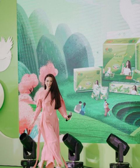  『撩人』Hebe田馥甄的魅力真是藏不住，穿粉色长裙甜美出镜，太撩人心弦了