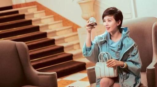  『打造』运用经典色打造时髦造型!早春实用穿搭指南,你最pick哪一套