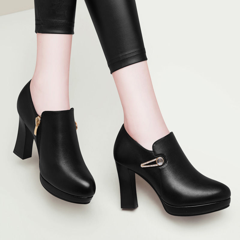 现在的女人真敢穿，出门穿这样的高跟鞋，美丽尽显好身材