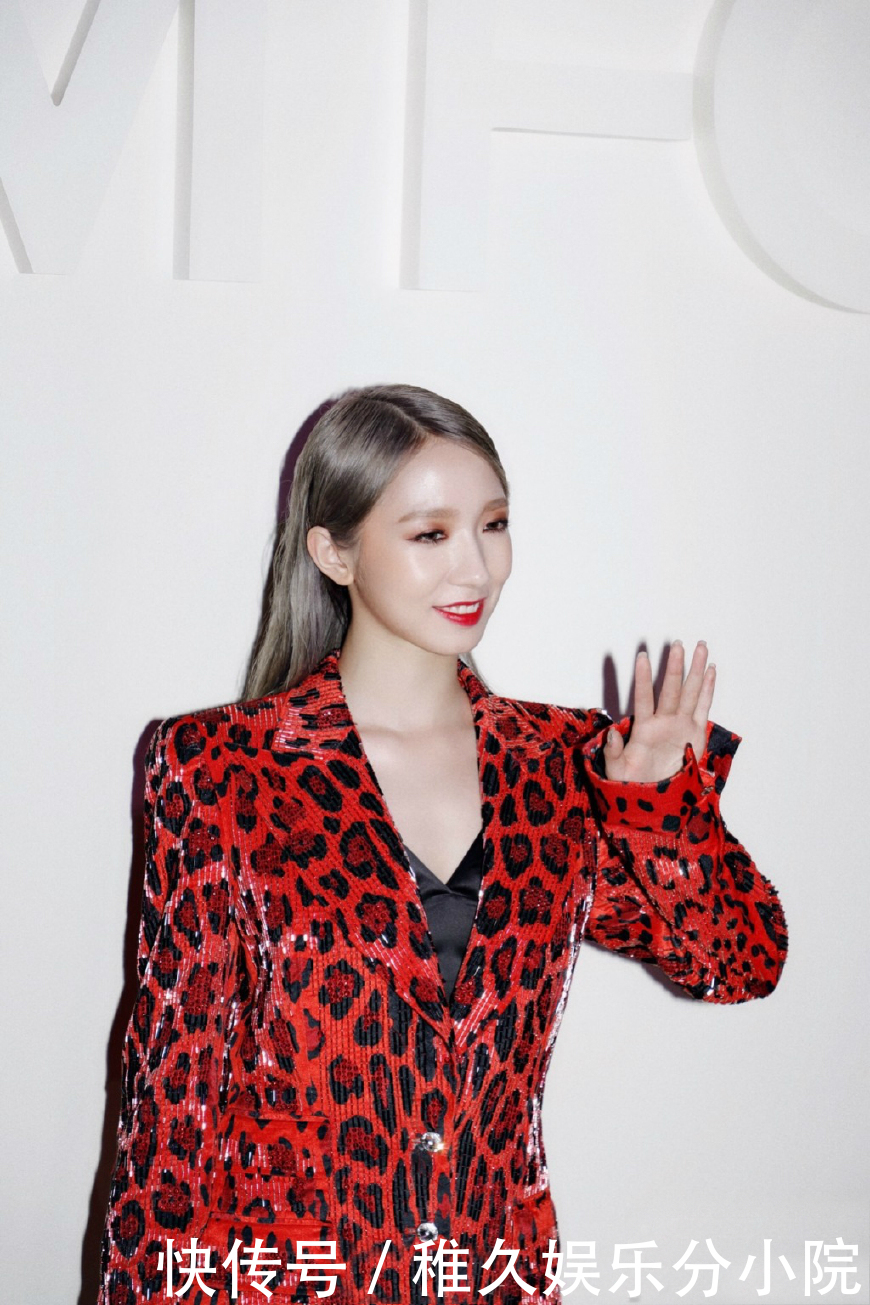 孟美岐穿红色豹纹装亮相纽约时装周看秀，与何穗景甜相比丝毫不差