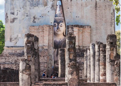 泰国寺庙中非常神秘的一座佛像，唯一的开眼佛像，错过十分可惜