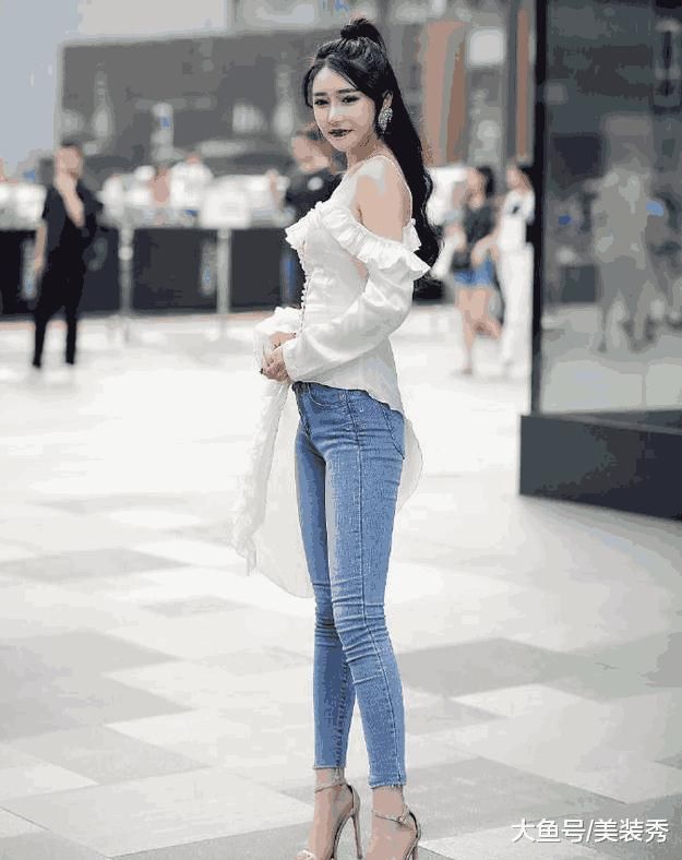 纤细有型的打底裤小姐姐勾勒出精致的腿型，尽情展现窈窕好身材！