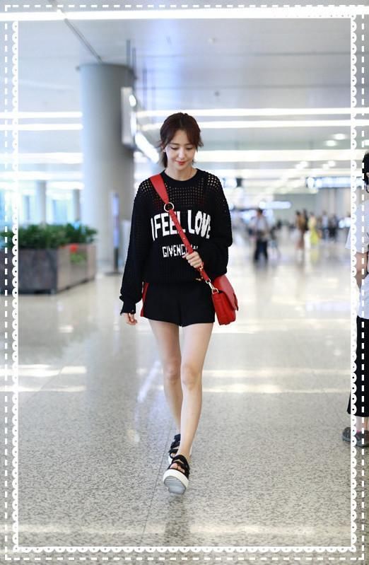 当佟丽娅和唐嫣同穿黑色短裤，网友：终于见到了漫画腿的最高级别