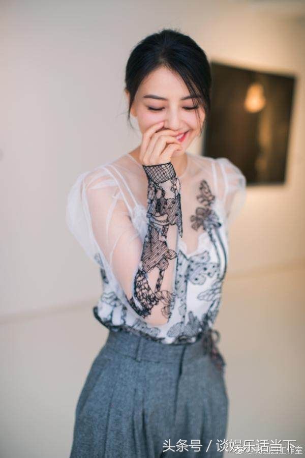 她身为街拍女王，永远得体的出现在镜头中，优雅高贵，清新脱俗