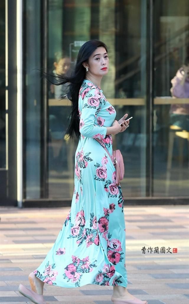  连衣裙■街拍：美女简单又美丽，就穿连衣裙