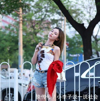 路人街拍图1清纯，图2女人味十足，图3灵动性感