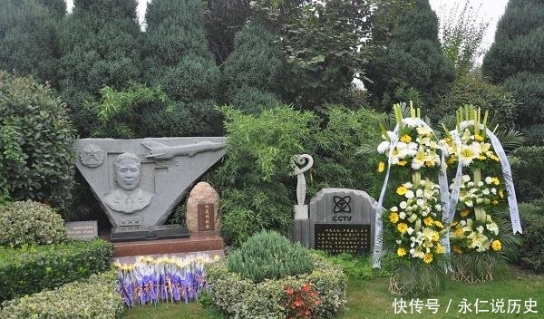 正团职飞行员李剑英烈士，牺牲12年，葬于家乡郑州，墓前鲜花不断