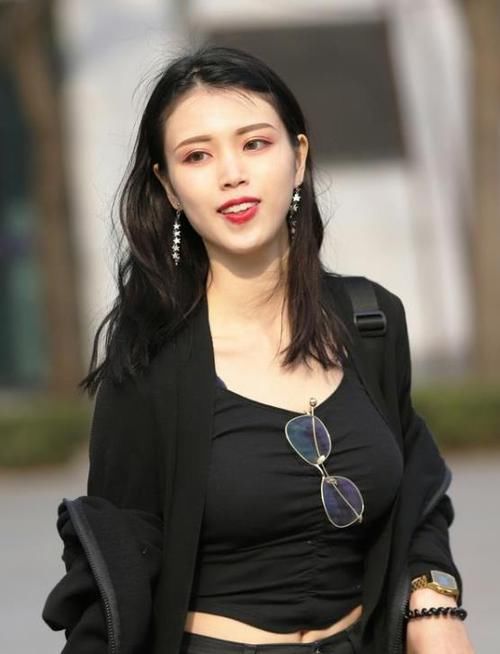 [清爽]街拍：出水芙蓉的美女，一件红色的连衣裙，时尚清爽自然美