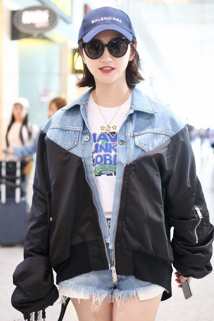 景甜拼接外套玩”下半身失踪秀大长腿”，亮片挎包潮流吸睛