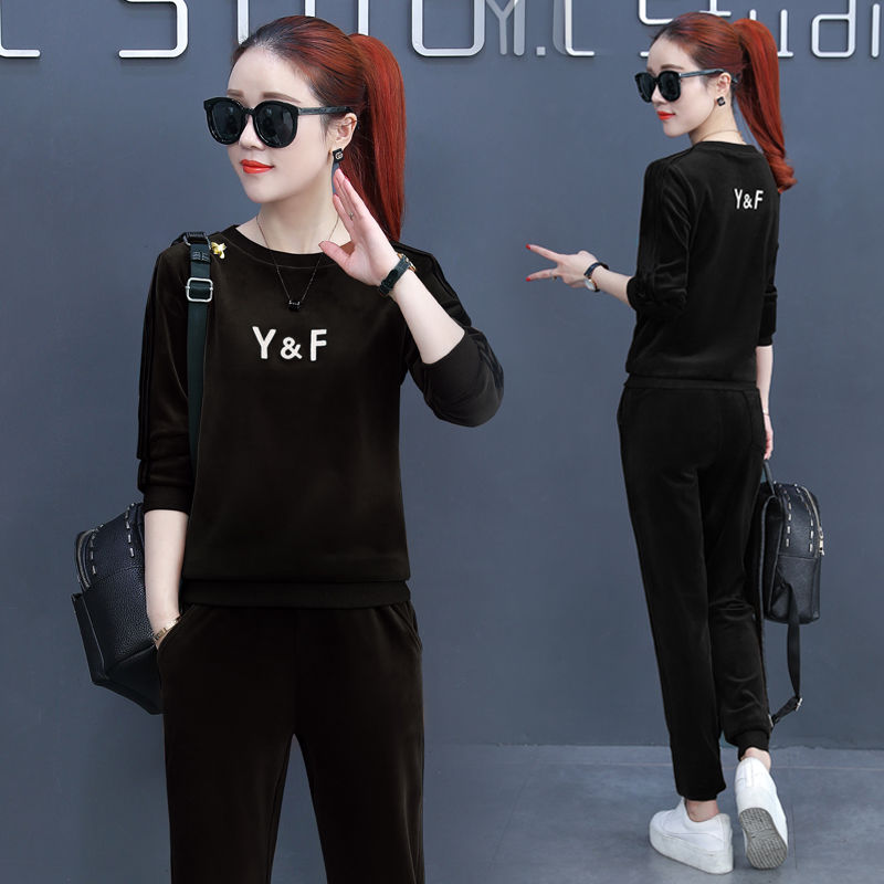 难怪老婆都不穿裙子了，原来今年这样的运动套装，比裙子还洋气