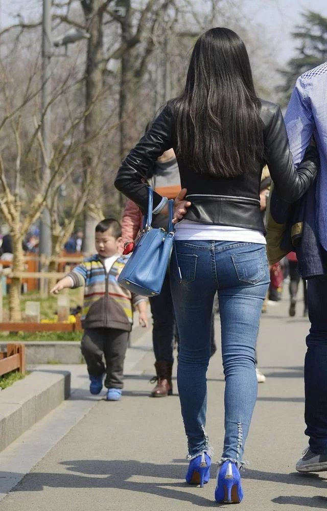 穿上紧身牛仔裤，丰满的身材一览无遗