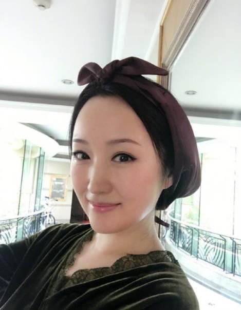 48岁杨钰莹晒朋友聚会照，自己年轻得像20岁，把同龄人都比下去了