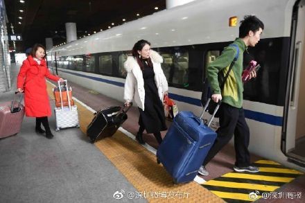 春运首日机器人战警亮相深圳北，高峰期乘高铁请提前2小时到站！