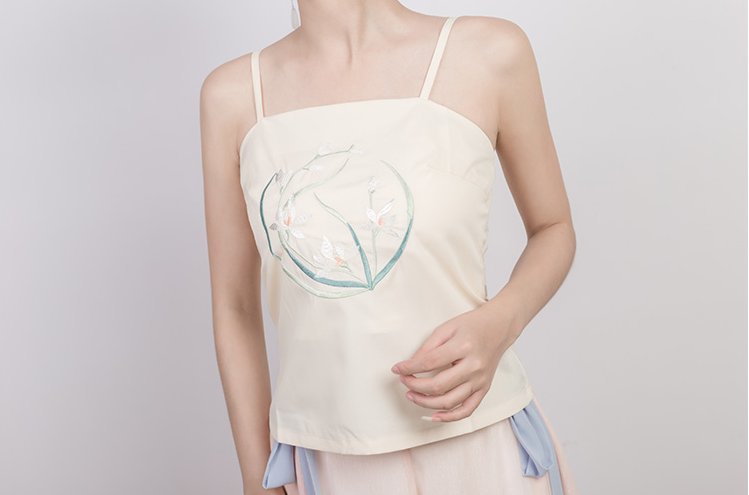 一款极致温柔的汉服“吊带”，穿在身上特别美，充满了女人韵味