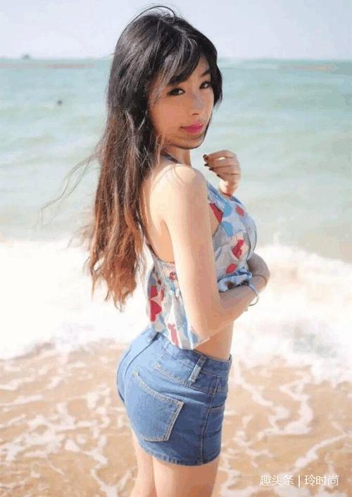 街拍：气质女神牛仔裤穿搭，展现性感身材，让人眼前一亮！