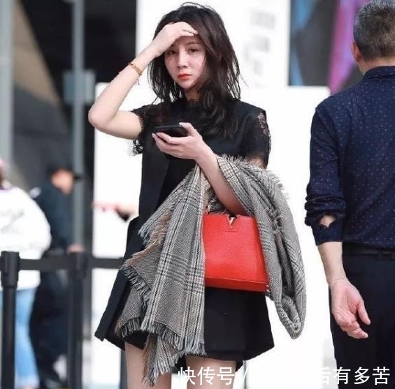 「时尚」街拍:占尽风流的小姐姐,一条拼接的吊带连衣裙,时尚魅力气息