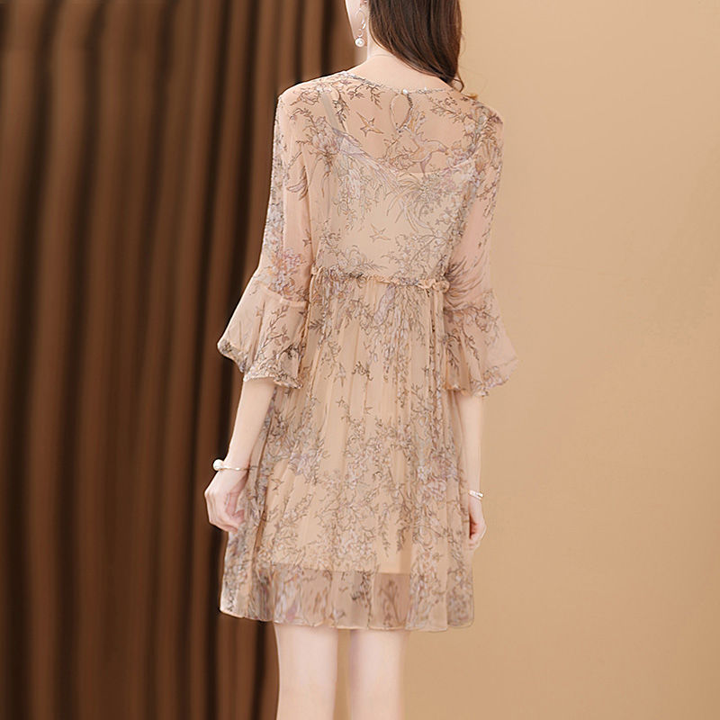 越来越多70后女人,桑拿天都穿“冷风裙”,清凉性感魅力四射