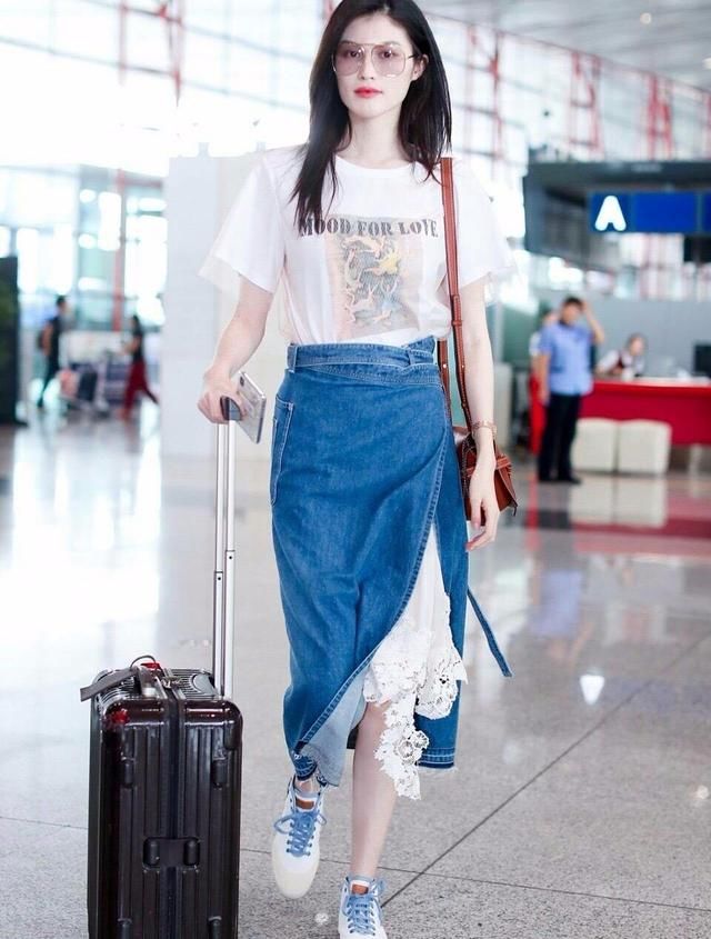 何穗现在是要学奚梦瑶穿衣服了吗？穿个露腰装就出门了！