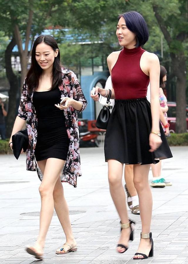 街拍：清爽干练长腿的小姐姐，秀出青春与美丽!