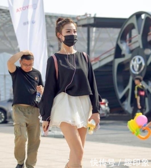  「难忘」街拍：优雅洋气的小姐姐，唯美的穿搭很动人，让人难忘