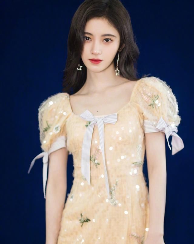  『礼服裙』小鞠淡黄短裙甜美可人，诗诗及地礼服高贵脱俗，显高显瘦高下立见