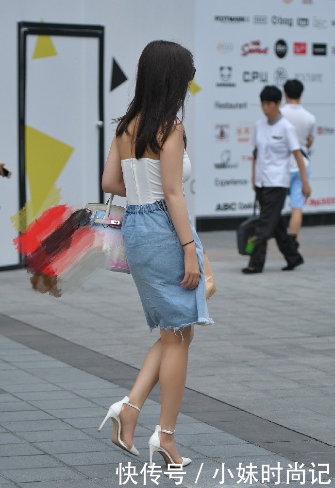 #美女#美女穿衣图省事, 牛仔布做裙子, 想象力“丰富”