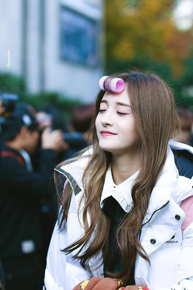 周洁琼疑似整容,眼睛的的变化有些大!