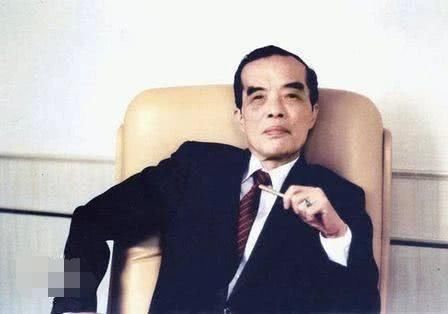 『 丈夫』生前酷爱穿皮草,丈夫要求讨回公道,香港三代富豪千金整容去世