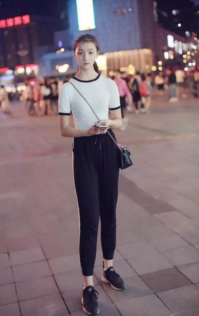 路人街拍，小姐姐穿着黑色的T恤，很是性感动人