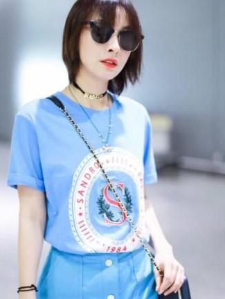 吴昕穿一身蓝走机场秀，像蓝色小精灵，红色大S表明身段