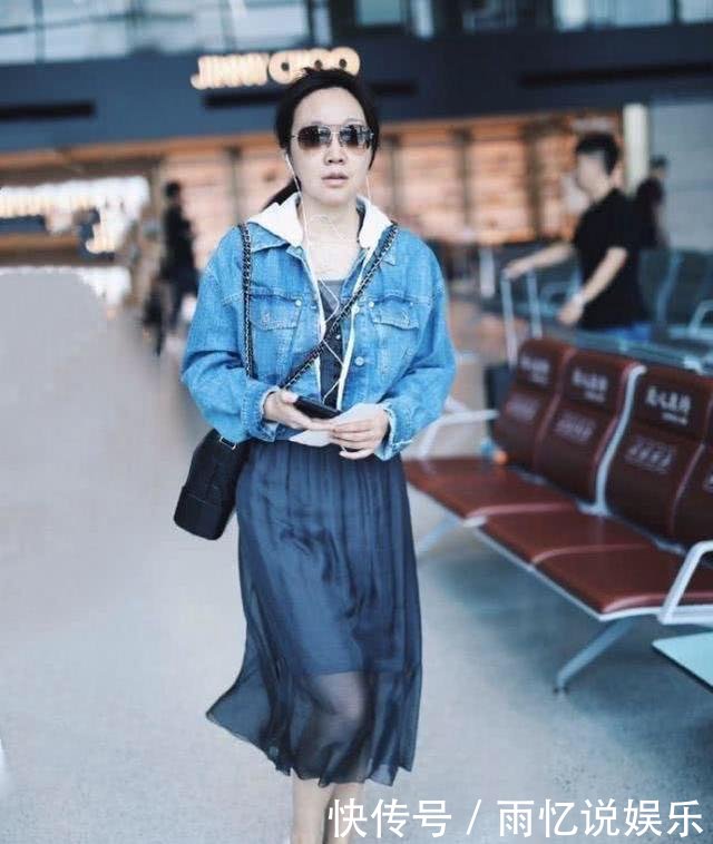 47岁闫妮现机场,牛仔配纱裙真减龄,可依旧没能扛住岁月啊!