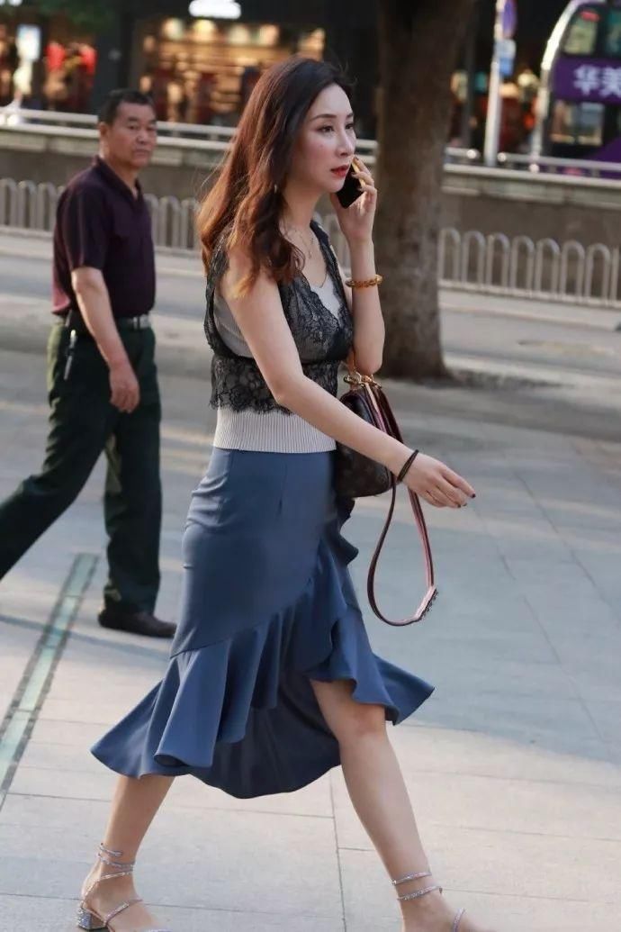 身材超好，这样迷人身材的美女在街上的确吸睛，黄金比例的身材