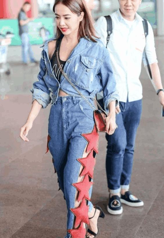 蔡依林从意大利回国, 穿着打扮新奇, 从头红到脚, 一双脏鞋亮眼