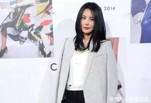 『 深蓝色』深蓝色毛衣配黑色长裤成五五分,却意外时髦,王菲身材好就是任性