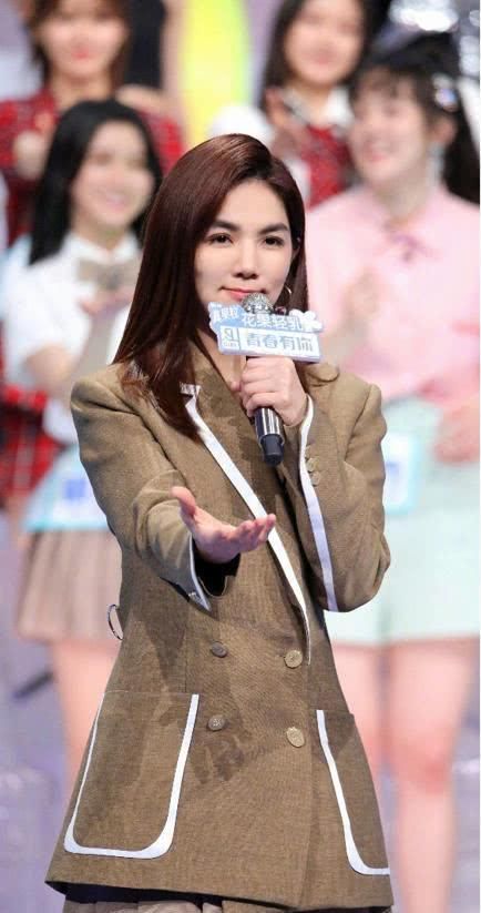  『女人』Ella改风格了，留长发踩高跟现身《青春有你2》，女人味十足