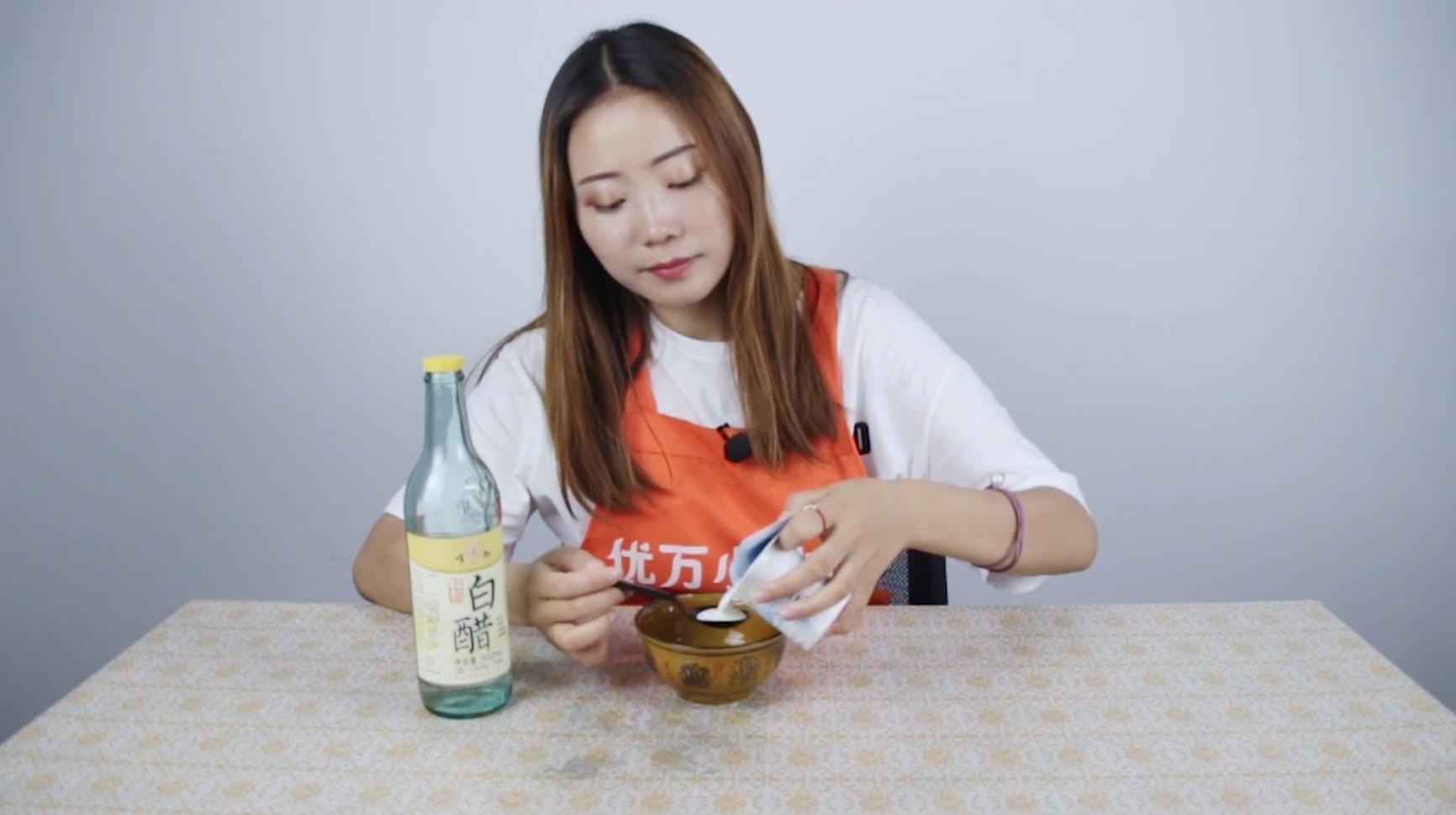 白醋加酸奶混合一起，有效淡化皮肤上的黑色素，变得美白有光泽！
