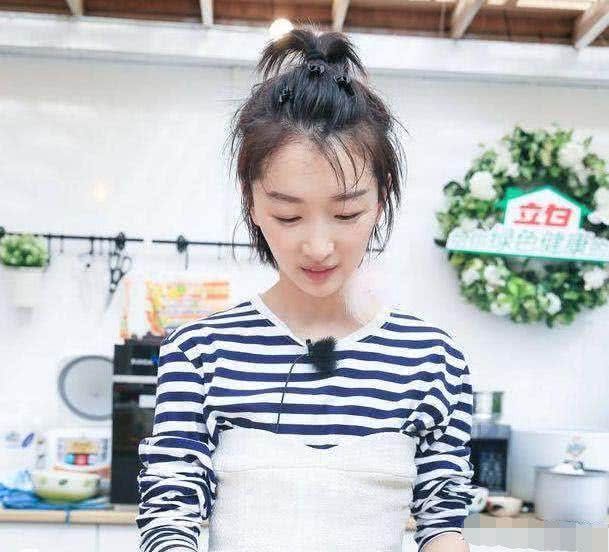 三千块的束胸衣，让周冬雨穿的无比尴尬，连黄晓明都问这穿的是啥