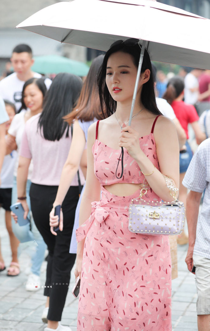 街拍重庆:少女感爆棚的粉嫩穿搭，街上秀美足
