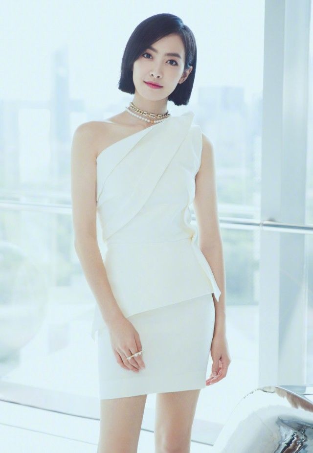 宋茜一袭白裙超优雅，尽显女人味，小露香肩很撩人!